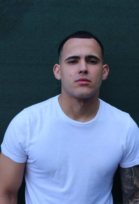 帥哥費南多在戶外裸體擺造型，露出性感臀部