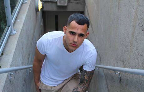 帥哥費南多在戶外裸體擺造型，露出性感臀部