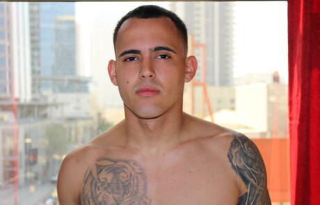 帥哥費南多在戶外裸體擺造型，露出性感臀部