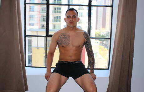 帥哥費南多在戶外裸體擺造型，露出性感臀部