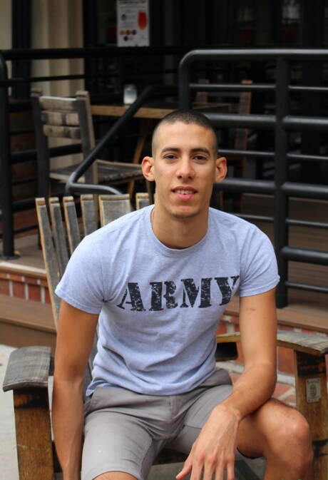 Il bel ragazzo Ricardo Trujillo si masturba all