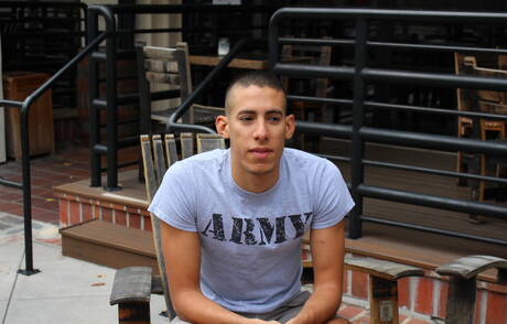 Il bel ragazzo Ricardo Trujillo si masturba all