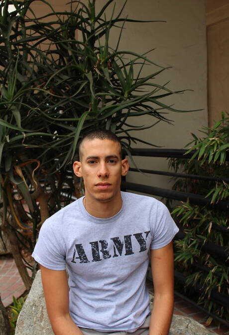 Il bel ragazzo Ricardo Trujillo si masturba all