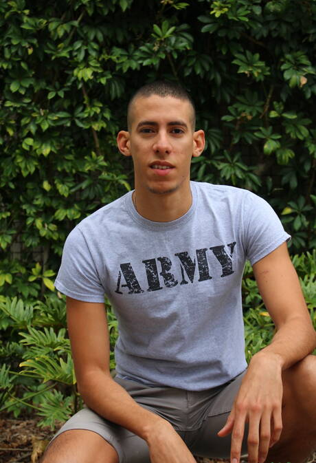 Il bel ragazzo Ricardo Trujillo si masturba all