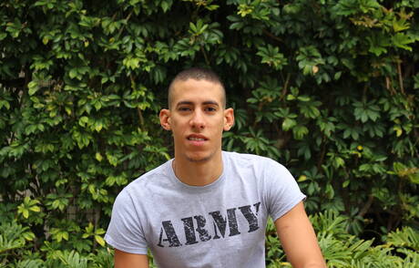 Il bel ragazzo Ricardo Trujillo si masturba all