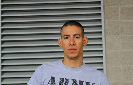 Il bel ragazzo Ricardo Trujillo si masturba all