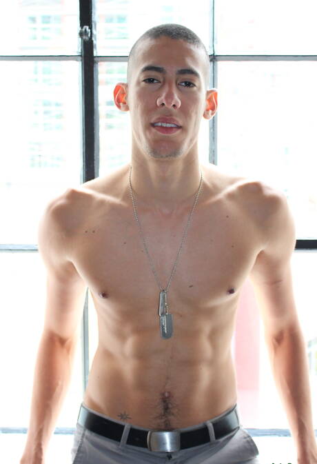 Il bel ragazzo Ricardo Trujillo si masturba all