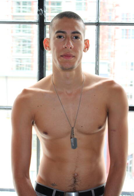 Il bel ragazzo Ricardo Trujillo si masturba all