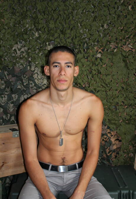 Il bel ragazzo Ricardo Trujillo si masturba all