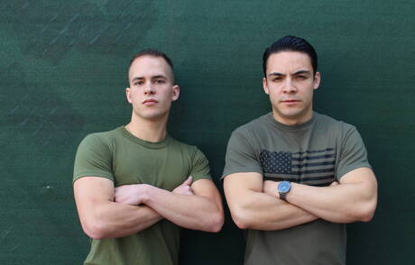 O forte americano Richard Buldger e o musculoso Rix têm uma cena de casal quente ao ar livre