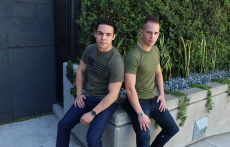 O forte americano Richard Buldger e o musculoso Rix têm uma cena de casal quente ao ar livre