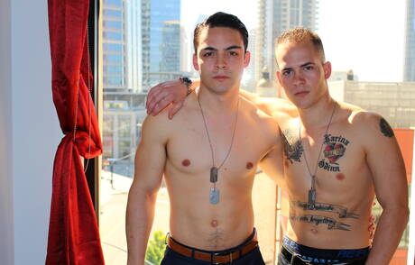 De Amerikaanse sterke Richard Buldger en de gespierde Rix hebben een hete koppelscène buiten