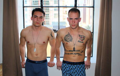 De Amerikaanse sterke Richard Buldger en de gespierde Rix hebben een hete koppelscène buiten