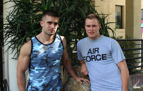 Sexy Amerikanen, spierbundel Mathias en sterke man Damien Nichols zuigen en neuken elkaar buiten