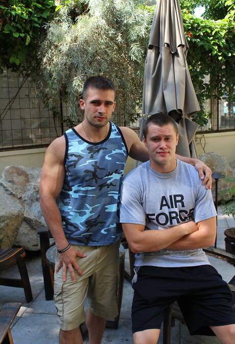 Sexy Amerikanen, spierbundel Mathias en sterke man Damien Nichols zuigen en neuken elkaar buiten