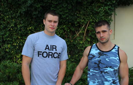 Sexy Amerikanen, spierbundel Mathias en sterke man Damien Nichols zuigen en neuken elkaar buiten