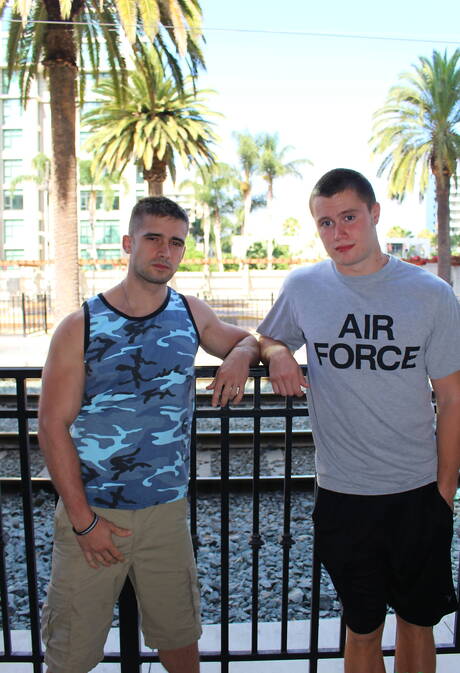 Sexy Amerikanen, spierbundel Mathias en sterke man Damien Nichols zuigen en neuken elkaar buiten