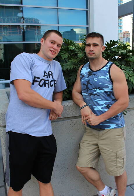 Sexy Amerikanen, spierbundel Mathias en sterke man Damien Nichols zuigen en neuken elkaar buiten