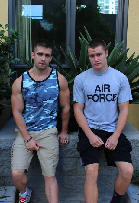 Sexy Amerikanen, spierbundel Mathias en sterke man Damien Nichols zuigen en neuken elkaar buiten