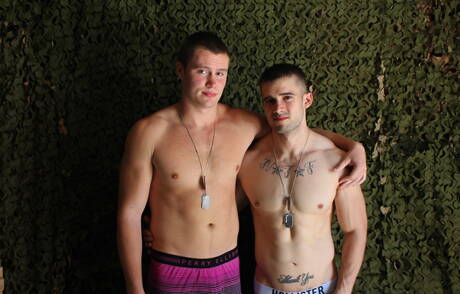 Sexy Amerikanen, spierbundel Mathias en sterke man Damien Nichols zuigen en neuken elkaar buiten