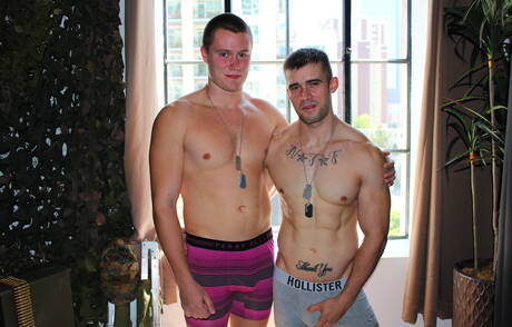 Sexy Amerikanen, spierbundel Mathias en sterke man Damien Nichols zuigen en neuken elkaar buiten