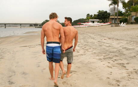 Amerykański ogier Cameron Foster i węgierski przystojniak Darius Ferdynand uprawiają seks analny w łazience