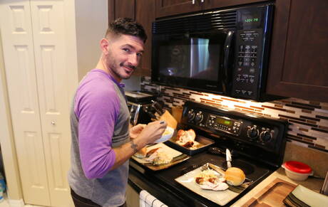 熱いアメリカ人の男、強い雄牛ショーン・デュランと頑丈なジョニー・ハザードがキッチンでお互いを吸ったり、セックスしたりしている