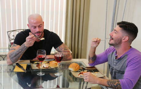 熱いアメリカ人の男、強い雄牛ショーン・デュランと頑丈なジョニー・ハザードがキッチンでお互いを吸ったり、セックスしたりしている