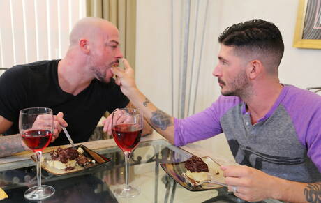 熱いアメリカ人の男、強い雄牛ショーン・デュランと頑丈なジョニー・ハザードがキッチンでお互いを吸ったり、セックスしたりしている