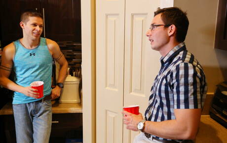 Der heiße amerikanische Twink Dillon Anderson und der kräftige Andres Moreno bei einem heißen Arschfick in der Küche