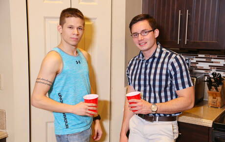 Der heiße amerikanische Twink Dillon Anderson und der kräftige Andres Moreno bei einem heißen Arschfick in der Küche