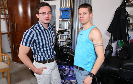 Der heiße amerikanische Twink Dillon Anderson und der kräftige Andres Moreno bei einem heißen Arschfick in der Küche