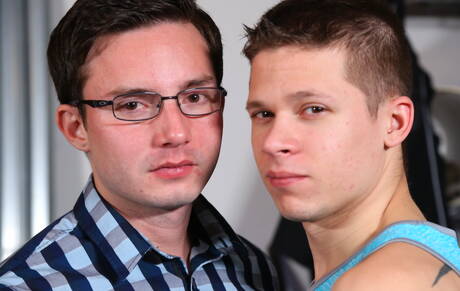 Der heiße amerikanische Twink Dillon Anderson und der kräftige Andres Moreno bei einem heißen Arschfick in der Küche