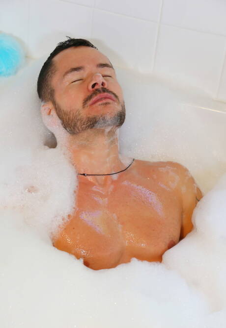 Il muscoloso russo Valentin Petrov si stuzzica il cazzo nella vasca da bagno