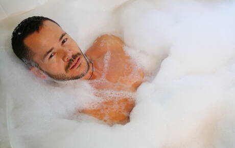 Il muscoloso russo Valentin Petrov si stuzzica il cazzo nella vasca da bagno