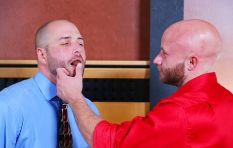 兩個美國男人，粗壯的 Drake Jaden 和毛茸茸的 David Chase 互相撞擊