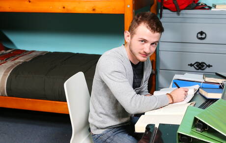 Il ragazzo americano Archer Hart stuzzica il suo cazzo