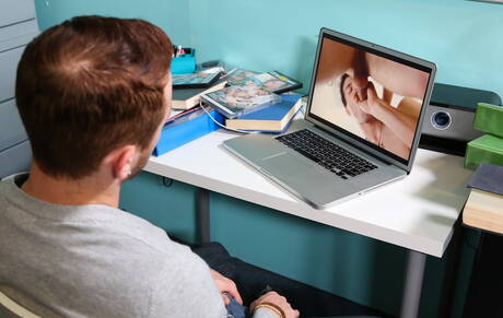 Il ragazzo americano Archer Hart stuzzica il suo cazzo