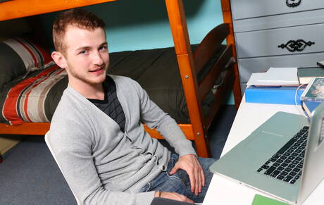 Il ragazzo americano Archer Hart stuzzica il suo cazzo