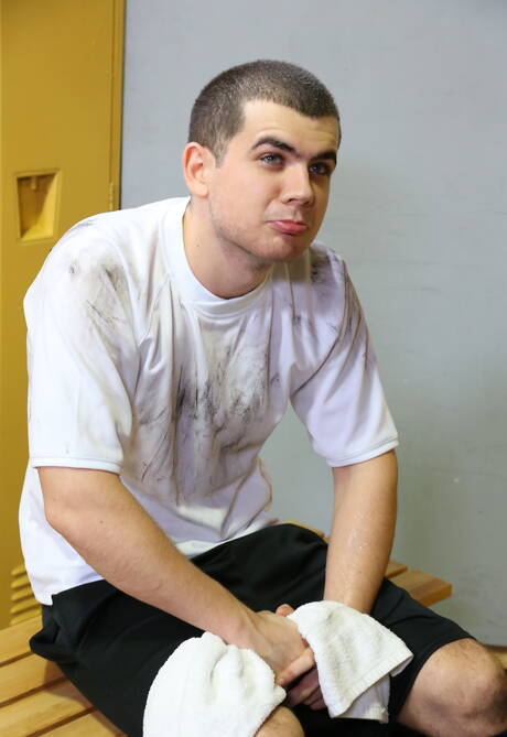 Il bellissimo ragazzo Blake Savage e il peloso stallone americano Dylan Knight fanno sesso bollente