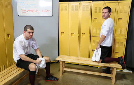 O lindo garoto Blake Savage e o garanhão americano peludo Dylan Knight fazem sexo quente