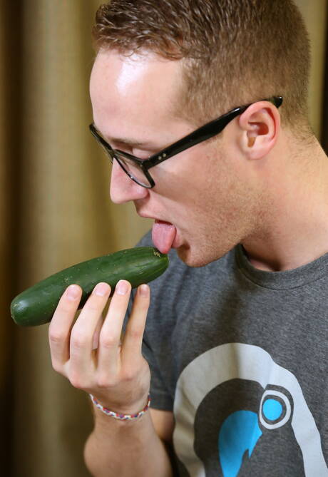 Lindo garoto Scotty Blake provocando seu pau