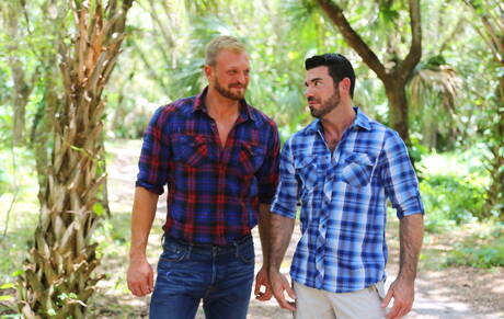 Le pornostar americane Billy Santoro e Josh Peters, entrambi ben fatti, si scopano dopo un pompino all