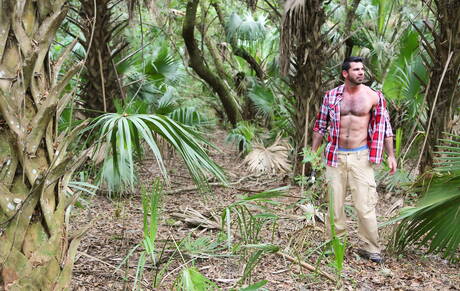 Le pornostar americane Billy Santoro e Josh Peters, entrambi ben fatti, si scopano dopo un pompino all