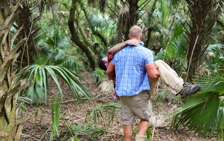 Le pornostar americane Billy Santoro e Josh Peters, entrambi ben fatti, si scopano dopo un pompino all