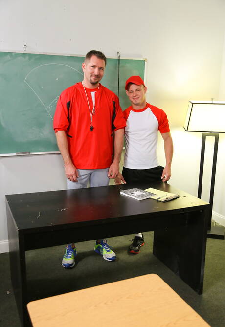 Dois garotos americanos, o urso maduro Andrew Justice e o forte Joseph Rough, em uma foda anal quente