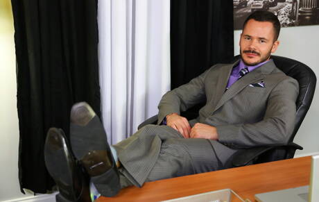 Il duro russo Valentin Petrov e il muscoloso Patrick Ridge si scopano il culo dopo averlo succhiato