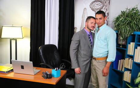 Il duro russo Valentin Petrov e il muscoloso Patrick Ridge si scopano il culo dopo averlo succhiato