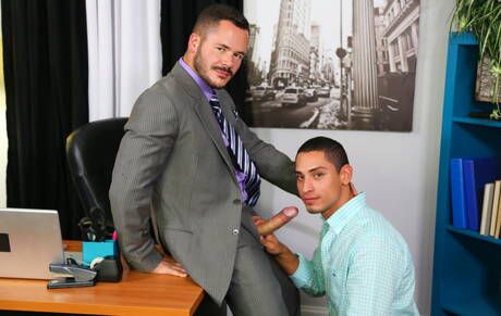 Il duro russo Valentin Petrov e il muscoloso Patrick Ridge si scopano il culo dopo averlo succhiato