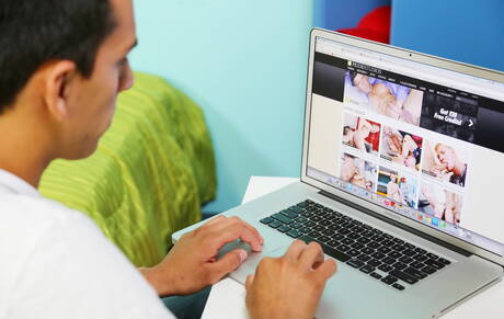 アメリカの美少年ベン・ハイツと若いニック・サマーが熱いカップルセックスをする